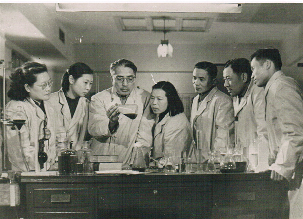 1950年代，著名微生物藥物學(xué)家，后任上海醫(yī)藥工業(yè)研究院抗生素室主任、副院長、名譽(yù)院長的童村，與科研人員在一起開展課題研究。.jpg