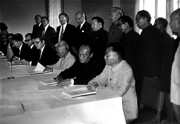 1982年11月，中瑞合資企業(yè)華瑞制藥在京簽約.jpg