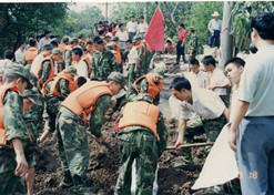 1998年8月15日，太極集團(tuán)派出41名員工組成抗洪搶險隊，赴湖北荊州抗洪搶險。